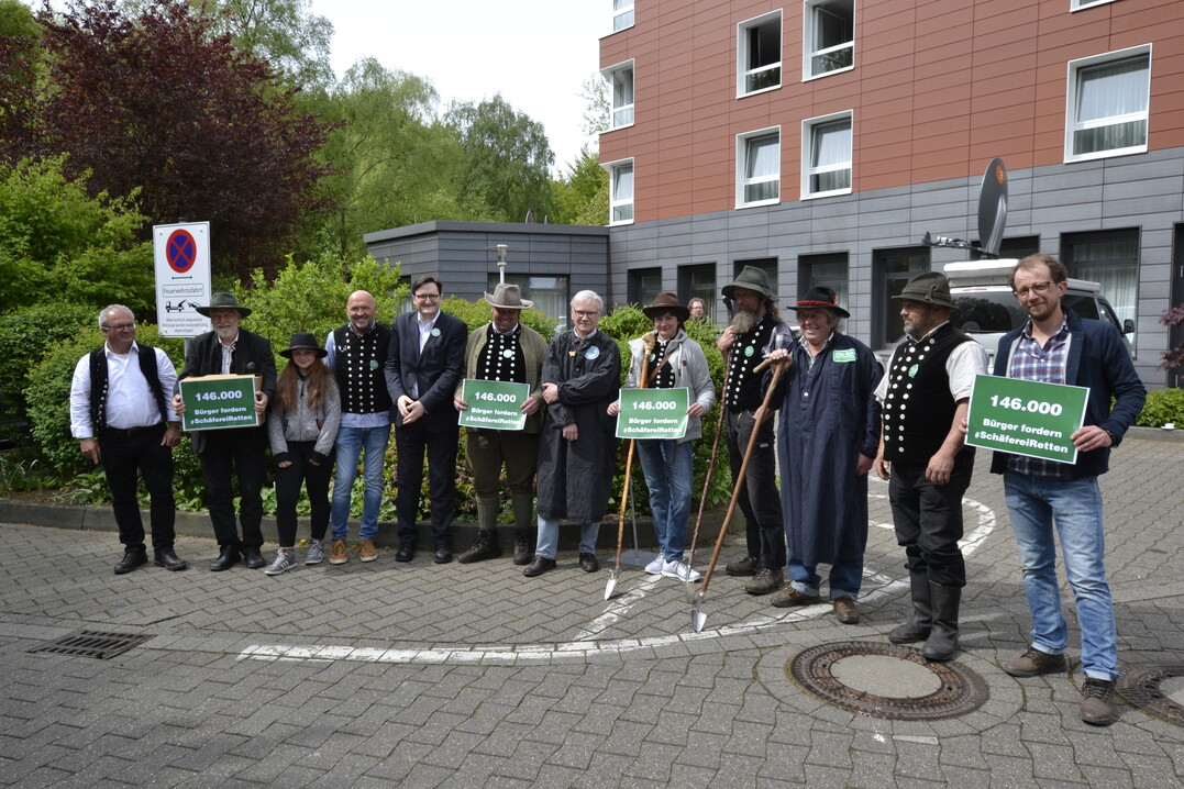 AMK in Mnster 27.4.2018: Am Rande der Agrarministerkonferenz bergaben die Schfer die Petition #SchfereiRetten an die Bundeslandwirtschaftsministerin Julia Klckner.