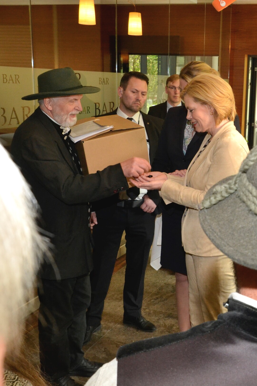 AMK in Mnster 27.4.2018: Gnther Czerkus berreichte Bundeslandwirtschaftsministerin Julia Klckner die Unterschriften symbolisch in einer Kiste, de facto auf einem USB-Stick.
