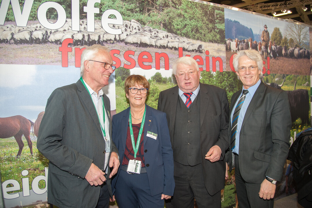 Gesprch am WNON-Stand (v.l.): Dr. Helmut Wilke, Gina Strampe (WNON), Karl-Heinz Funke und Dr. Stefan Vll (VDL).