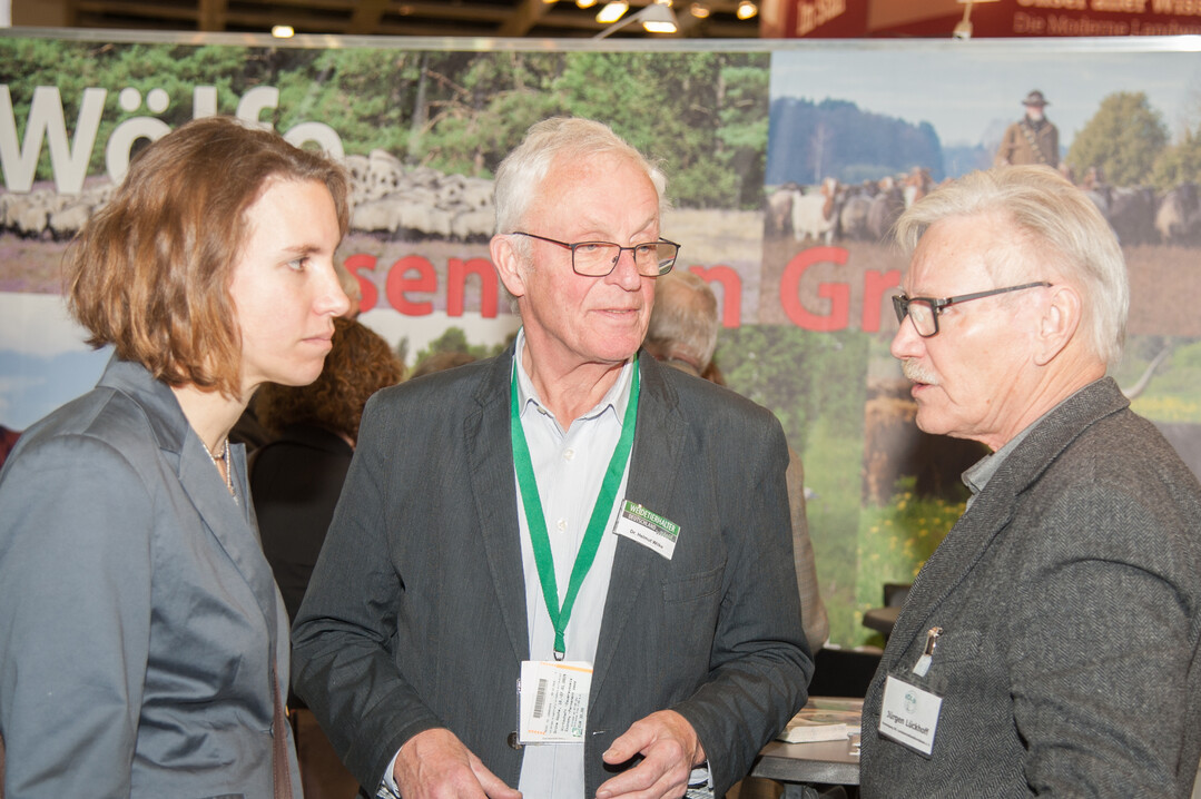 Gesprch am WNON-Stand: Dr. Helmut Wilke (mitte) und der VDL-Vorsitzende Jrgen Lckhoff.
