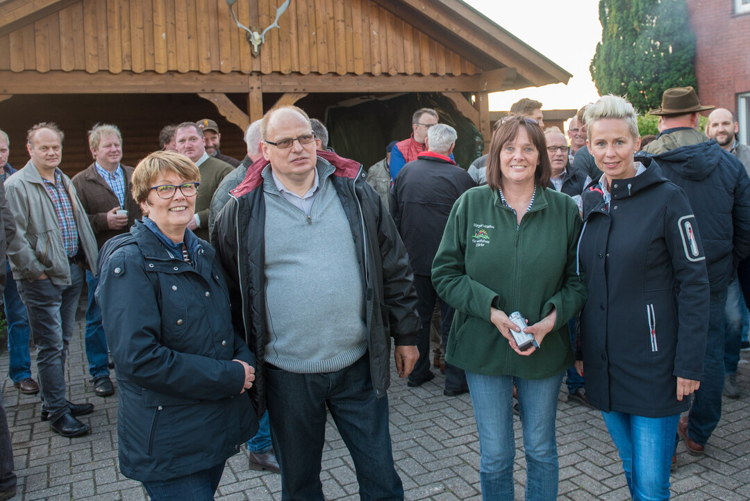 Mahnfeuer in Löningen (v.r.): Silvia Breher (CDU), Anne Friesenborg (Bürgerinitiative für wolfsfreie Dörfer), Schafhalter Karl-Heinz Elbers, Gina Strampe (WNoN).