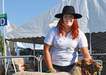 Kerstin Wiedenmann-Rieck (25) aus Nattheim in Baden-Wrttemberg (hier bei der Deutschen Jungzchtermeisterschaft 2015 in Wsting) hat in diesem Jahr ihren Meister absolviert. Sie fhrt die Schferei Wiedenmann gemeinsam mit ihrer Mutter. Kerstin ist Vorsitzende der Abteilung Jungschfer im Landesschafzuchtverband Baden-Wrttemberg. 
