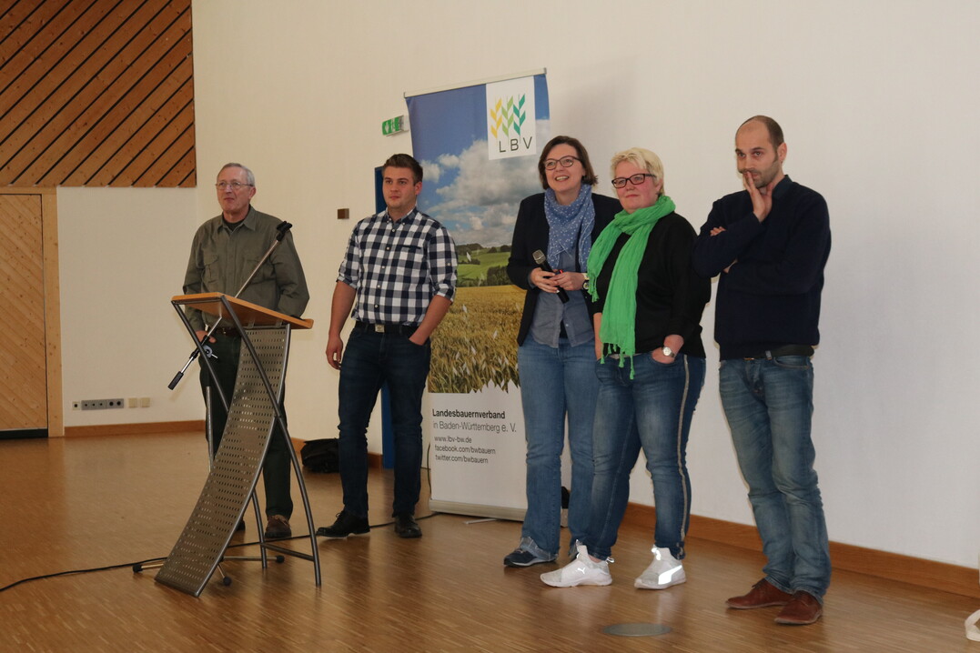 Die Referenten der LBV-Fachtagung, v. l.: Friedrich Noltenius, Wolfexperte aus Sachsen, Landwirt Felician Schäfer, Versicherungsexpertin Isabel Küperkoch und Dr. Micha Herdtfelder von der Forstlichen Versuchsanstalt Freiburg beantworteten die Fragen der Landwirte. Ariane Amstutz (Mitte), Pressesprecherin des LBV, moderierte die Veranstaltung.