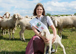 Franziska Lechner aus Markt Berolzheim ist die amtierende Bayerische Wollkönigin und Altmühltaler Lammkönigin. Aufgewachsen in einer Familie, in der die Schafhaltung eine Jahrhunderte alte Tradition hat, repräsentiert sie die Branche in der Öffentlichkeit. Sie möchte zeigen, welche Bedeutung die Schafhaltung für die Landschaft hat, und der Bevölkerung vor Augen führen, wie wichtig es ist, diesen Berufszweig zu unterstützt.