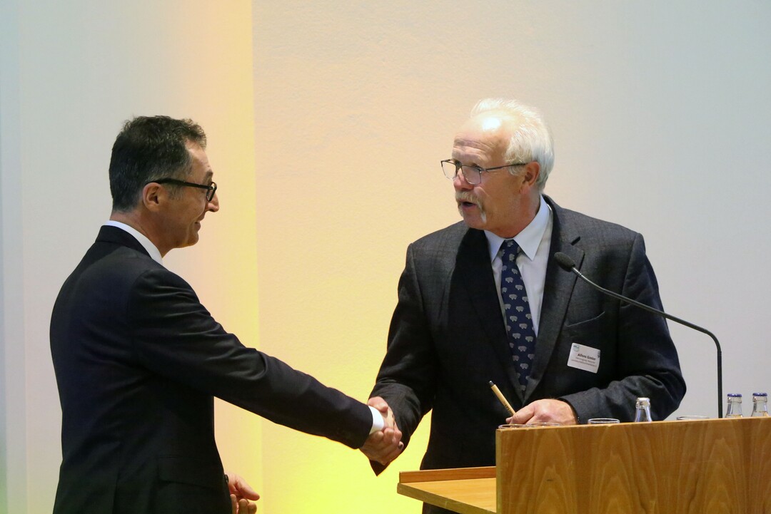 Parlamentarischer Abend 2024: Alfons Gimber dankt Bundeslandwirtschaftminister Cem Özdemir für sein Kommen und überreicht ihm das Forderungspapier von VDL und WDL.