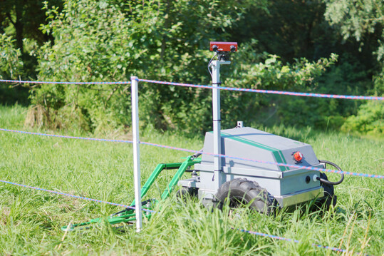 Weidezaun-Roboter knnten in Zukunft das hndische Freimhen ersetzen.