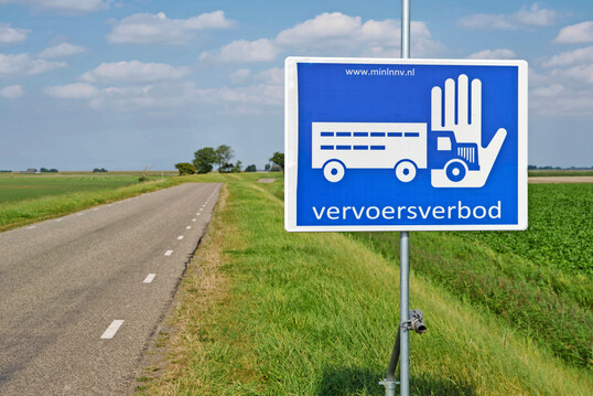 Ein Schild mit der Aufschrift Transportverbot in den Niederlanden, welches im Zuge der Geflgelpest aufgestellt wurde.