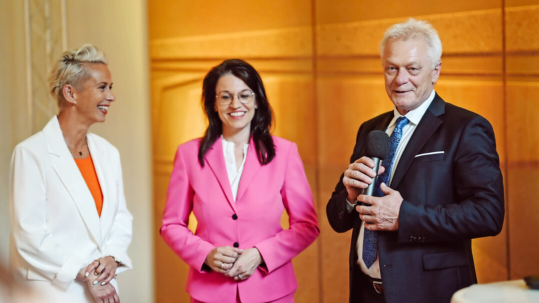 Bundesminister Alois Rainer (r.) mit den beiden parlamentarischen Staatssekretrinnen Silvia Breher (l.) und Martina Englhardt-Kopf (m.).