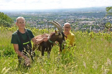 Alexander Krah und Mario Frster mit ihrem Ziegenbock Emilio.