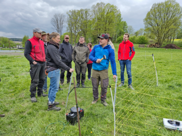 In Praxisseminaren werden neben den Grundkenntnissen zum Zaunbau auch die erhhten Anforderungen zum Herdenschutz vermittelt.