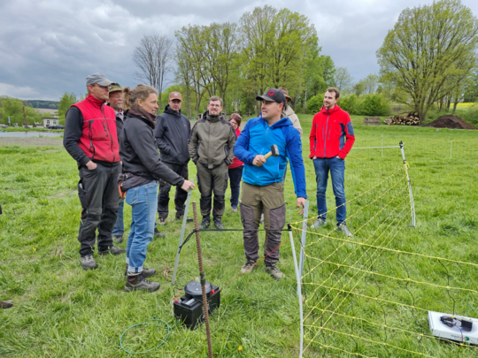 In Praxisseminaren werden neben den Grundkenntnissen zum Zaunbau auch die erhhten Anforderungen zum Herdenschutz vermittelt.
