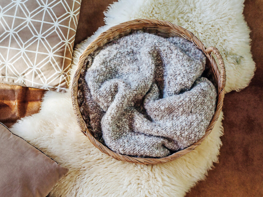 Schafwolle ist vielseitig einsetzbar: als Füllmaterial, für Bau- oder Dämmstoffe, als Teppich oder Dünger und zur Herstellung von Kleidung.