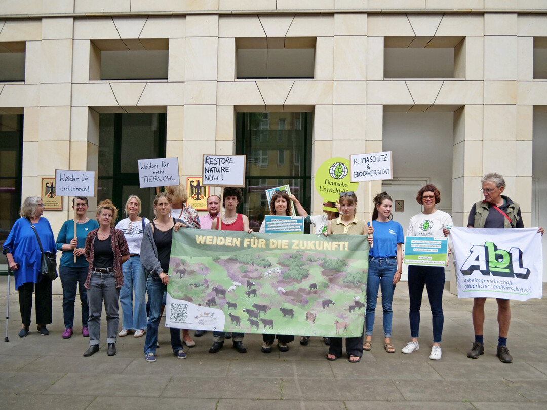 Bndnispartner aus Weidetierhaltung, Naturschutz und Landwirtschaft am 26. Juni 2025 vor dem Umweltministerium.
