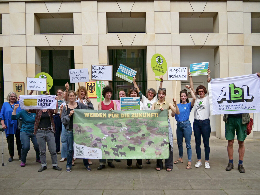 Bndnispartner aus Weidetierhaltung, Naturschutz und Landwirtschaft am 26. Juni 2025 vor dem Umweltministerium.