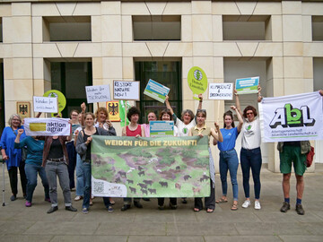 Bndnispartner aus Weidetierhaltung, Naturschutz und Landwirtschaft am 26. Juni 2025 vor dem Umweltministerium.