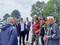 Bundesumweltminister Carsten Schneider (3. v.l.) im Austausch mit Schfern auf der Insel Rgen.