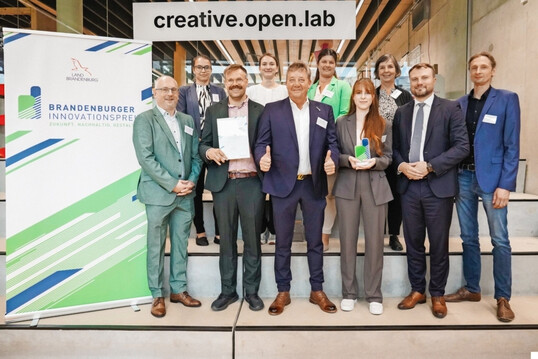 v.l.n.r.: Sascha Rohn (TU Berlin), Jenny Wagner (FFG), Peter Schmidt (FÖL), Veronika Killian (FÖL), Thomas Schubert (BMH), Katrin Metka (BMH), Alina Nietsch (FFG), Doreen Sparborth (FFG), Daniel Keller (Minister für Wirtschaft), Henrik Staar (Gut Hirschaue)