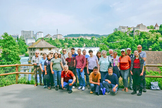Die Reisegruppe aus Mecklenburg-Vorpommern am Rheinfall in Schaffhausen.