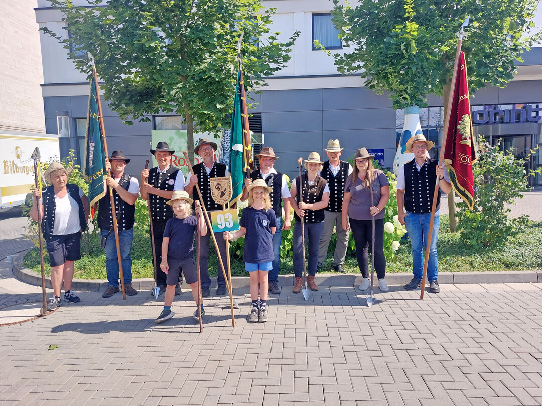 Trotz der groen Hitze lieen sich die engagierten Vertreter der Schafhaltung nicht beirren und zogen in traditioneller Schferkleidung durch die Straen der Hessentagsstadt.