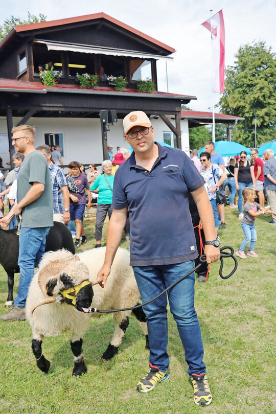 Nico Pollmann mit seinem Schwarznasen-Bock. 