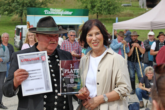 Colette Bettina Boos-John gratulierte dem Sieger des Thringer Leistungshtens, Mario Scheffel.