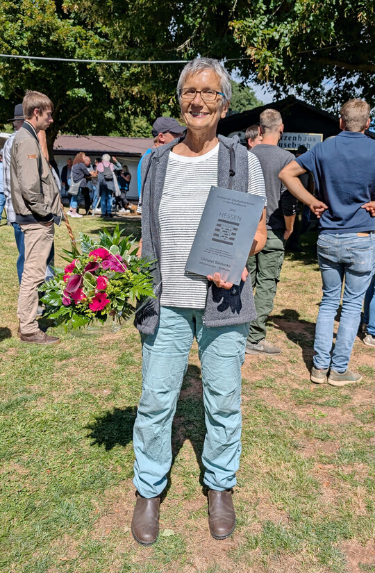 Der Staatsehrenpreis wird fr besondere Leistungen in der Pferde-, Rinder-, Schaf-, Ziegen- und Schweinezucht vergeben. Dieses Jahr wurde er Christel Simantke fr ihr Engagement in der Walachenschafzucht verliehen.