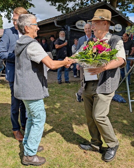 Reinhard Heintz, 1. Vorsitzender des HVSZH, gratuliert Christel Simantke zum Erhalt des Staatsehrenpreises der Schafzucht.
