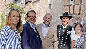 (v.l.): Sandra Funken (Landtagsabgeordnete CDU), Dr. Tobias Robischon (Bürgermeister Michelstadt), Staatsminister Ingmar Jung, Bernd Keller (Vorsitzender Schäferverein Odenwaldkreis) und Eva Heldmann (Vorsitzende Landwirtschaftsausschuss).