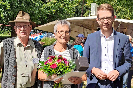 Preisträgerin Christel Simantke zwischen Staatssekretär Michael Ruhl (r.) und Reinhard Heintz, Vorsitzender des hessischen Schafzuchtverbandes.