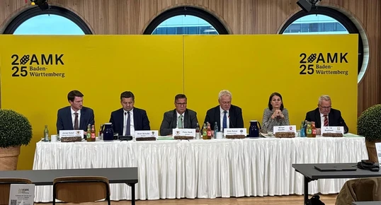 In Heidelberg trafen sich unter dem Vorsitz des baden-wrttembergischen Ministers fr Ernhrung, Lndlichen Raum und Verbraucherschutz, Peter Hauk MdL, die Agrarminister sowie Agrarsenatorinnen der Lnder und des Bundes zur Herbst-Agrarministerkonferenz (AMK). 