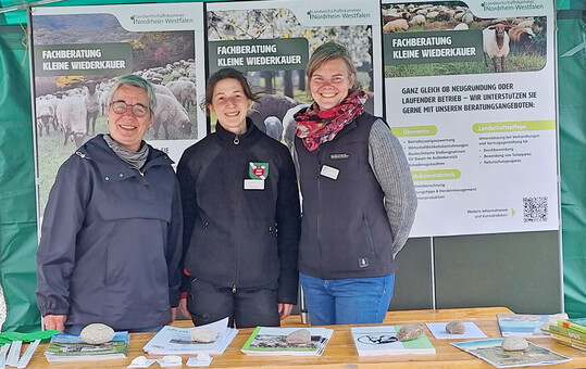 Das Team der Schafberatung auf dem diesjährigen Bauernmarkt im Versuchs- und Bildungszentrum Haus Düsse (v.l.): Claudia Hitzler-Colsman, Frieda Jenster und Anna Roeren-Wiemers.