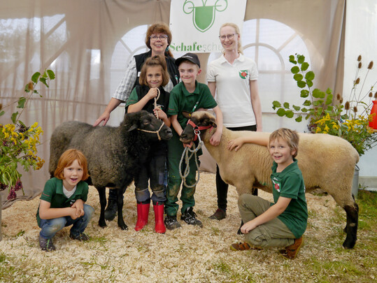 Erfolgreiche Jungzüchter der Kinder-Mannschaft bei der Jungzüchtermeisterschaft 2023 mit den Betreuern Ortrun Humpert (l.) und Fides Lenz (r.).