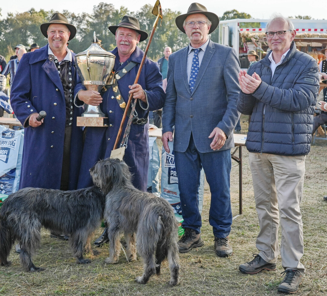 Siegerehrung (v.l.): Mario Wehlitz, Sieger Rainhard Rhode, VDL-Vorsitzender Alfons Gimber und Gerd Zender, Staatssekretär im Landwirtschaftsministerium Sachsen-Anhalt.
