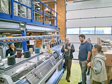 Demonstration an der Strickmaschine.