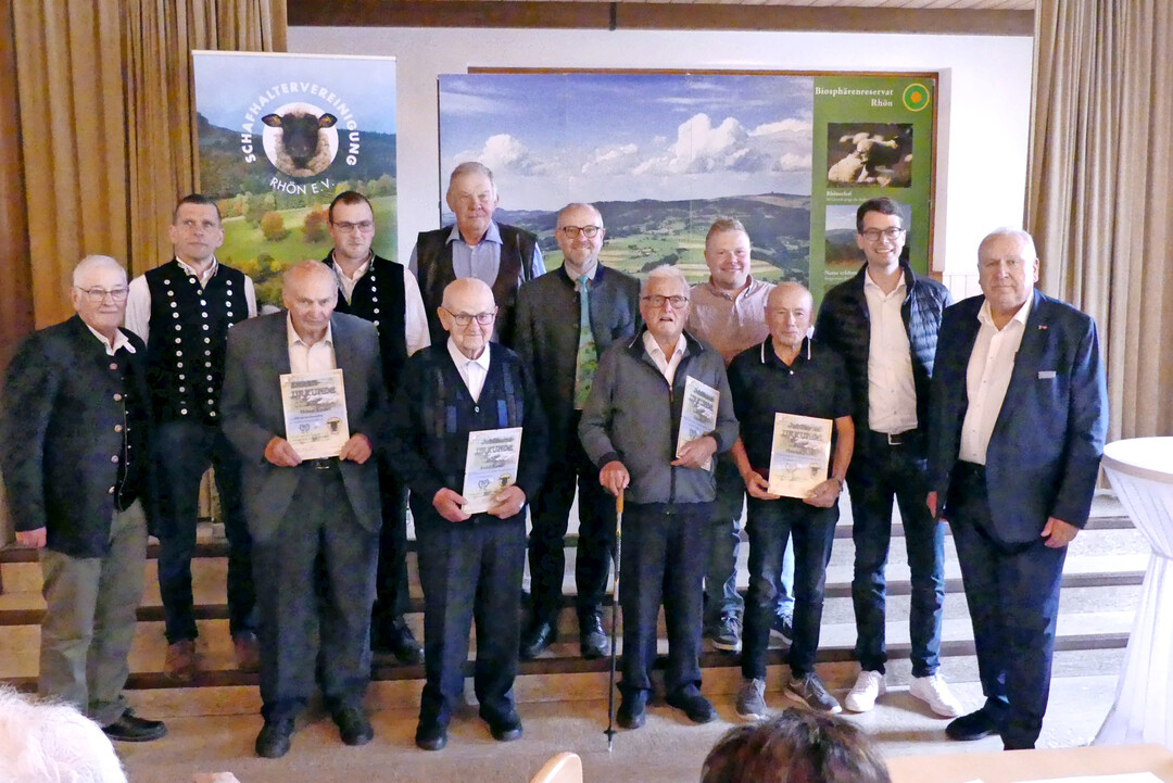 Jubiläum der Schafhaltervereinigung Rhön (v.l.): Reinhard Heintz, Norbert Werner, Helmut Kremer, Philip Seipel, Rudolf Kremer, Hubert Käsmann, Martin Kremer, Alois Röder, Florian Roos, Heinrich Ziegler, Sebastian Müller, Karl-Heinz Weß.