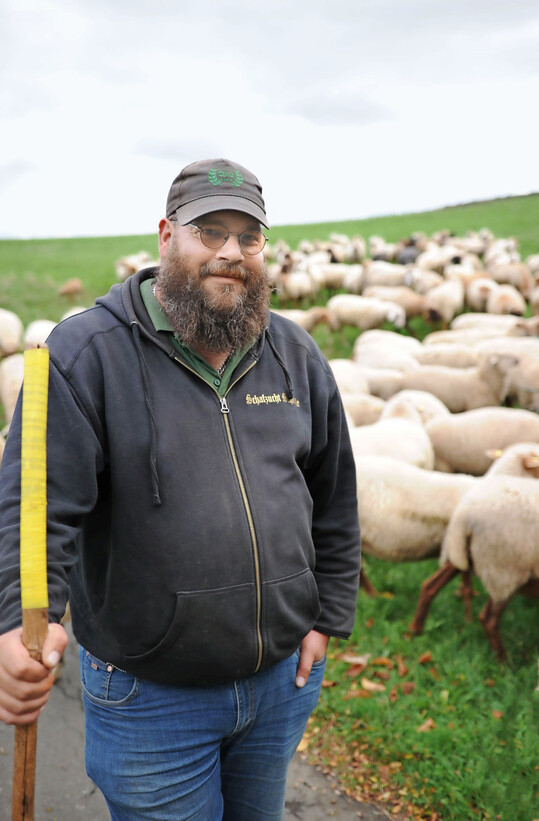 Schäfer Thorsten Schmale bei seiner Herde.