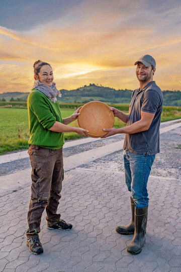 Mira und Markus Hütter. Im Hintergrund der Petersberg, Namensgeber ihres Betriebsnamens: Ziegenhof Peters Glück.