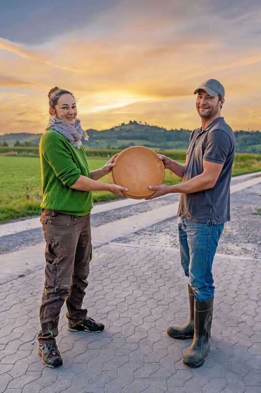 Mira und Markus Hütter. Im Hintergrund der Petersberg, Namensgeber ihres Betriebsnamens: Ziegenhof Peters Glück.