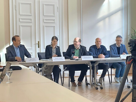 Wir mssen den Wolf dort bejagen, wo der Aufwand des Herdenschutzes in keinem Verhltnis zum Nutzen des Wolfes fr den Naturschutz steht  zum Beispiel an Deichen, erklrt Landvolk-Vizeprsident Jrn Ehlers bei der Pressekonferenz des Dialogforums Wolf.