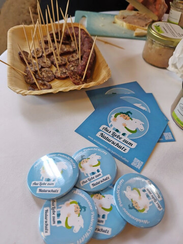 Flyer und Buttons von Weidewonne, um den Mehrwert der Schafhaltung an die Öffentlichkeit zu tragen.