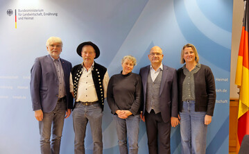 Gespräch im BMLEH (v.l.): Dr. Manfred Leberecht (Stellvertretender Vorsitzender Bundesverband Rind und Schwein, Vertreter der Weiderinder), Friedel Bous und Christine Mittermeier vom Bundesverband Berufsschäfer, Prof. Markus Schick (Staatssekretär im BMLEH) und Simone Hartmann (Vorsitzende Deutscher Grünlandverband).