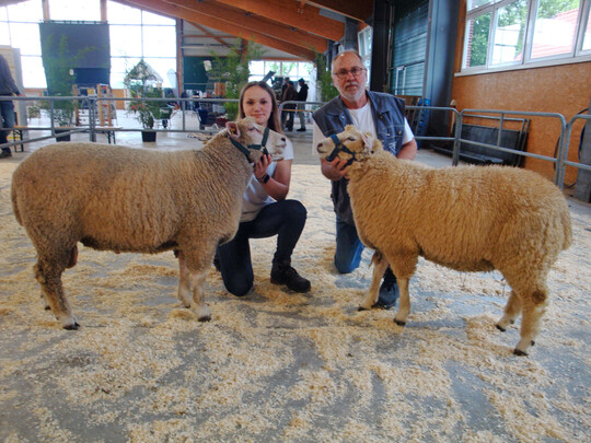 Warnke (rechts mit dem Sieger) und Martens hatten die beiden besten Weißkopf-Lammböcke.