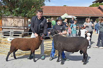 An der Spitze der Bergschafrassen: Juraschafbock mit Leo Morigl (r.) und Juraschaf von Johann Morigl.