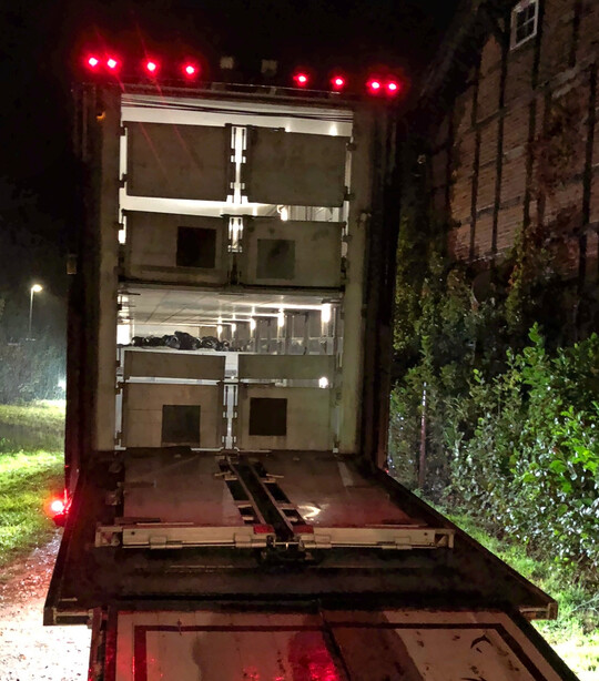 Nächtliches Aufladen der Exporttiere für die Schweiz.