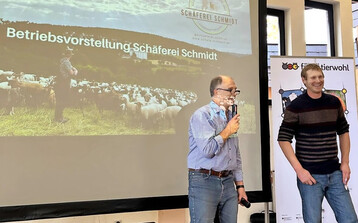 Arnd Ritter (l.) und Pierre Schmidt stellten den Betrieb Schmidt vor.