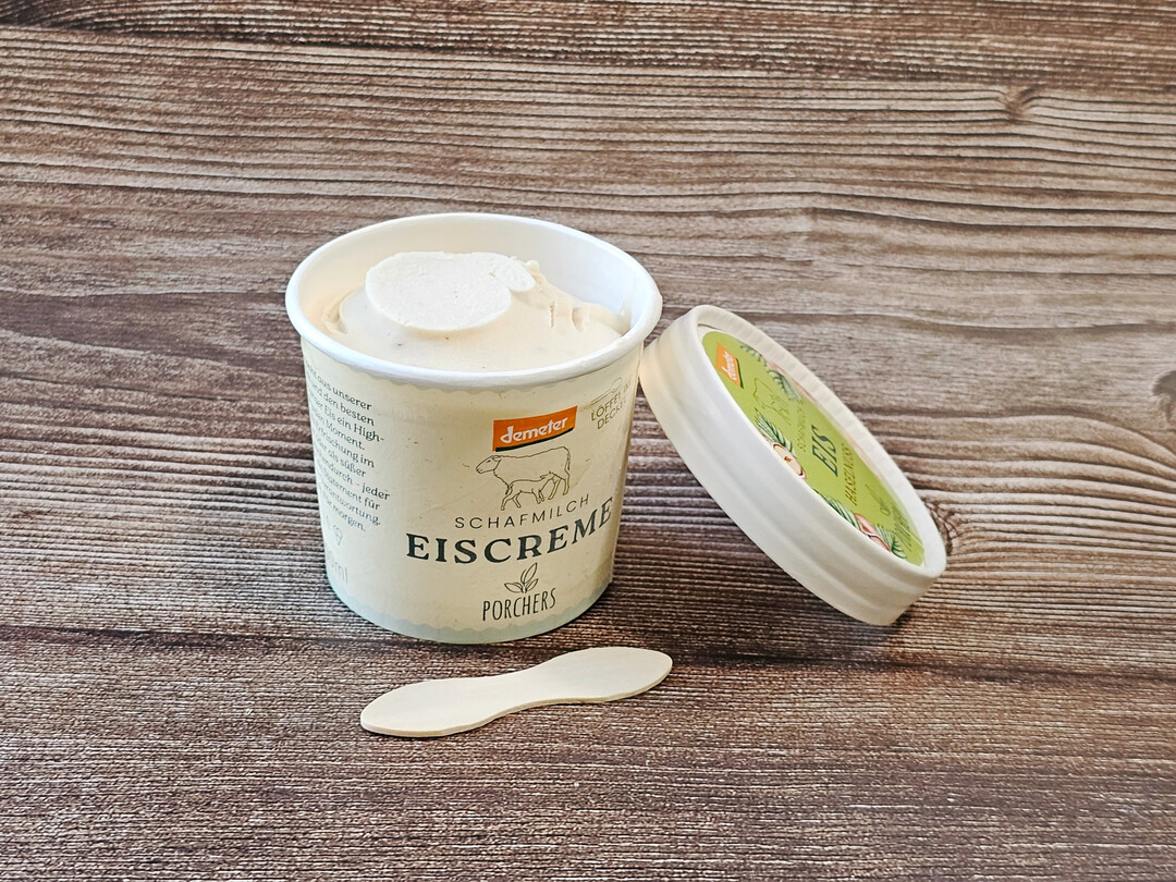 Milchkanne in Silber fr das Schafmilcheis Haselnuss. Hersteller: Porchers GbR, 64354 Reinheim (Hessen).