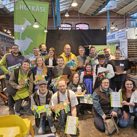 Die Gewinner des Deutschen Milch- und Ksepreises 2025. Die Preisverleihung fand dieses Jahr erstmalig im Rahmen der Cheese Berlin in der Markthalle Neun statt.