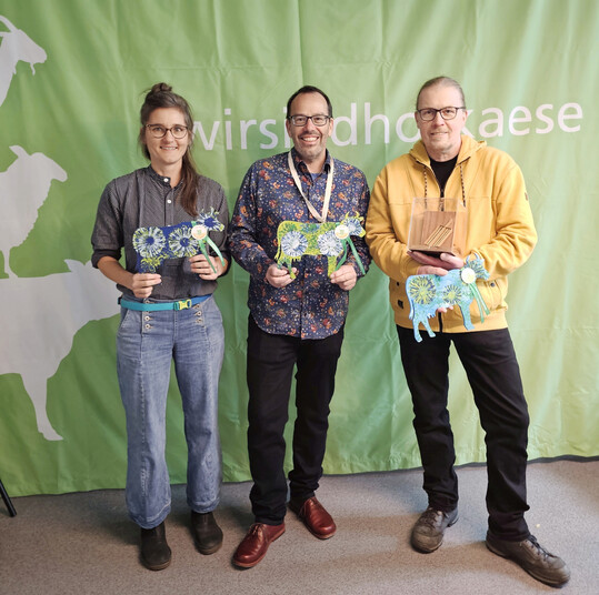 Das Hofgut Schloss Hamborn aus Borchen in Nordrhein-Westfalen ist Gewinner des Deutschen Ksepreises 2025. Die Goldene Kseharfe wurde fr den Schlossbergkse alt verliehen. V.l.: Kserin Sinja Scollick, VHM-Geschftsfhrer Marc Albrecht-Seidel, Kser Olaf Drckhammer.