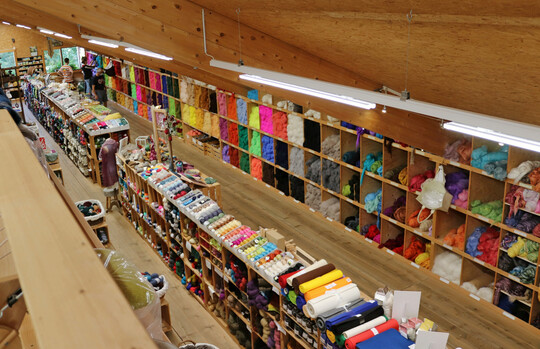 Das Wollparadies: Beeindruckende Wollauswahl im Hofladen des Spycher-Handwerks.