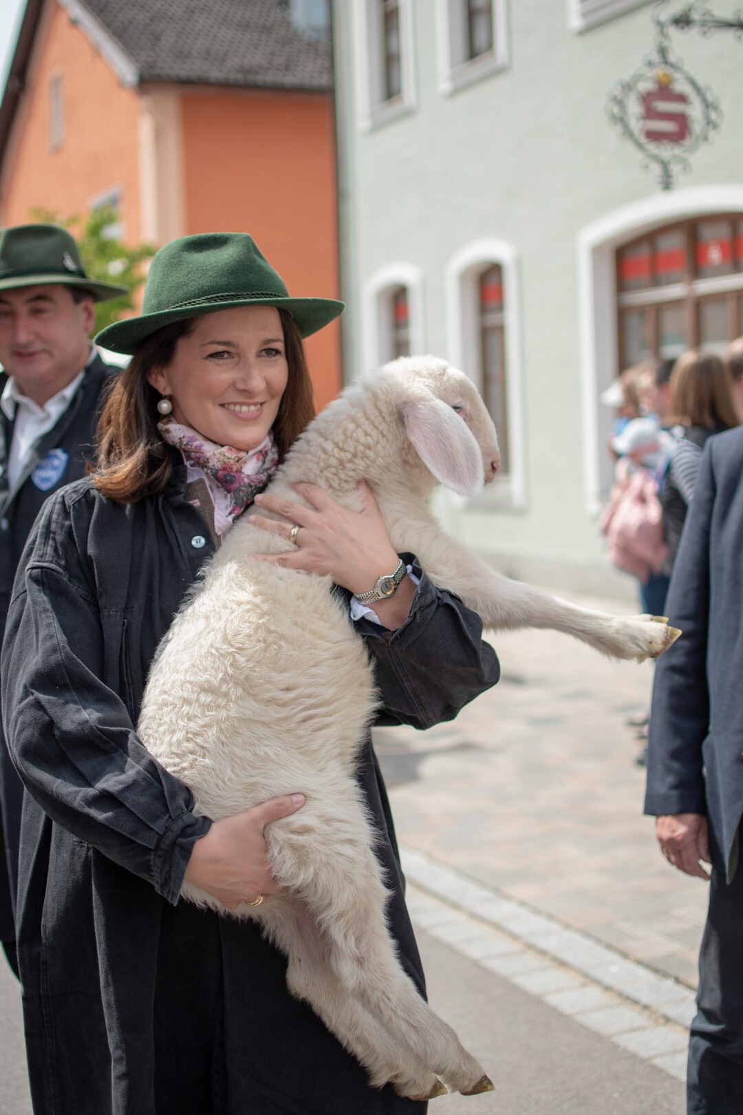 Landwirtschaftsministerin Michaela Kaniber beim Altmhltaler Lammauftrieb.
